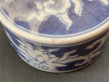 Un pot couvert en porcelaine de Chine en bleu et blanc &agrave; d&eacute;cor d'animaux mythiques, &eacute;pave du Hatcher cargo, &eacute;poque Transition